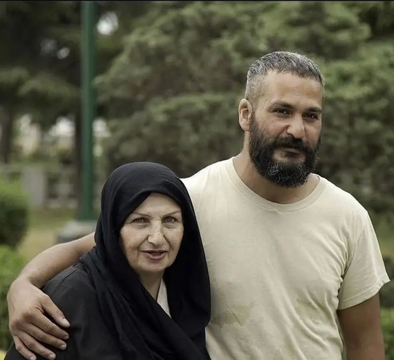 عاشقانه‌های میلاد کی مرام در آغوش مادرش؛ چهره میلاد به مادرش کشیده است!