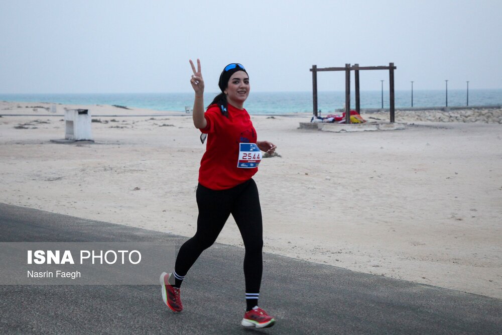 تصاویری از مسابقه جنجالی دوی ماراتن زنان و مردان در کیش