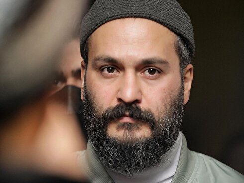 عاشقانه‌های میلاد کی مرام در آغوش مادرش؛ چهره میلاد به مادرش کشیده است!