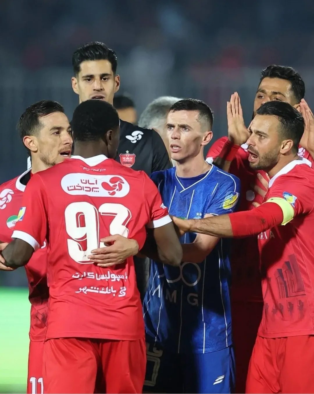 (عکس) ماجرای درگیری عجیب اوریه و سحرخیزان در دربی | چرا اوریه با کنعانی زادگان قاطی کرد؟ (عکس) ماجرای درگیری عجیب اوریه و سحرخیزان در دربی | چرا اوریه با کنعانی زادگان قاطی کرد؟