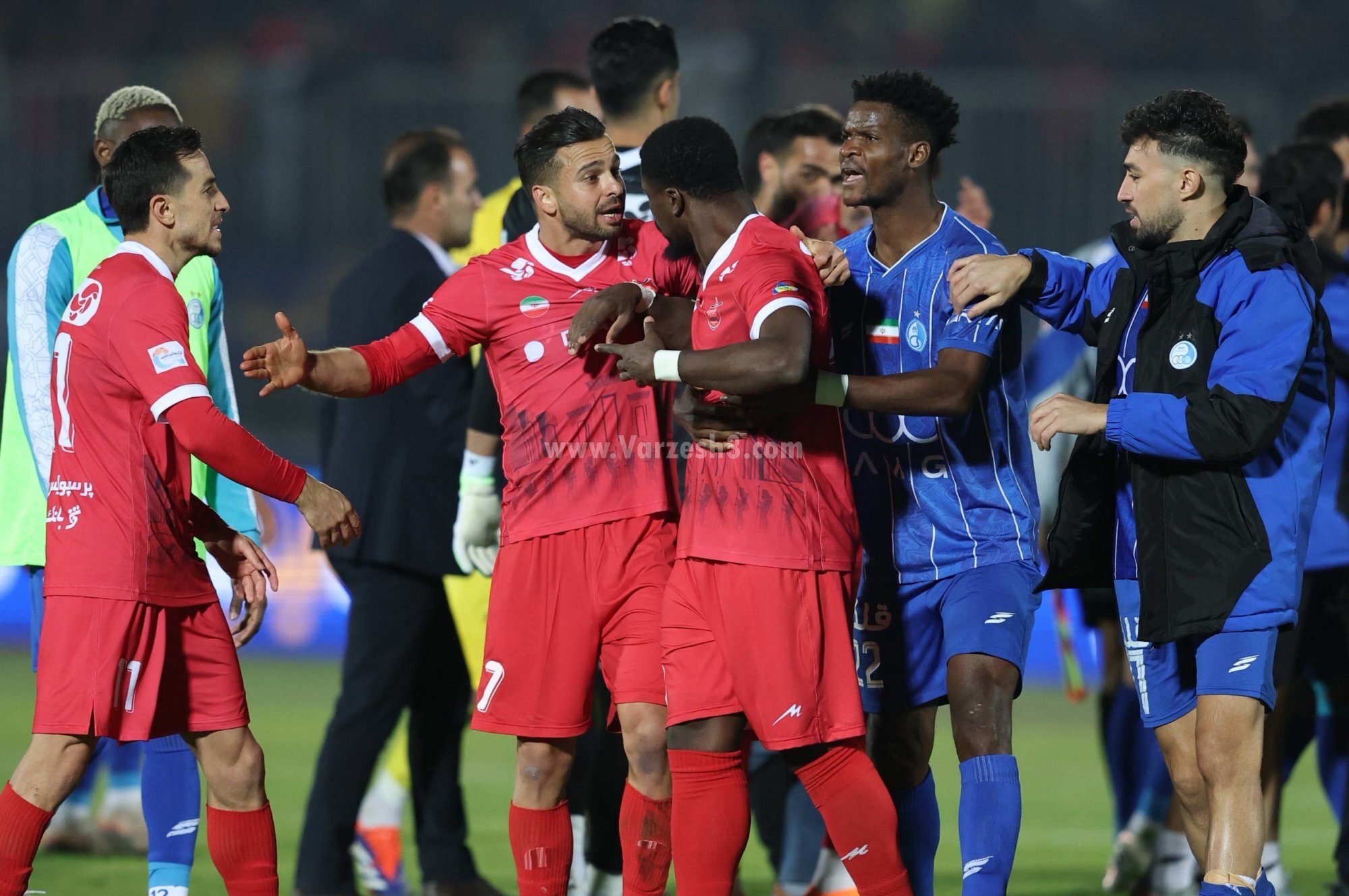 (عکس) ماجرای درگیری عجیب اوریه و سحرخیزان در دربی | چرا اوریه با کنعانی زادگان قاطی کرد؟ (عکس) ماجرای درگیری عجیب اوریه و سحرخیزان در دربی | چرا اوریه با کنعانی زادگان قاطی کرد؟