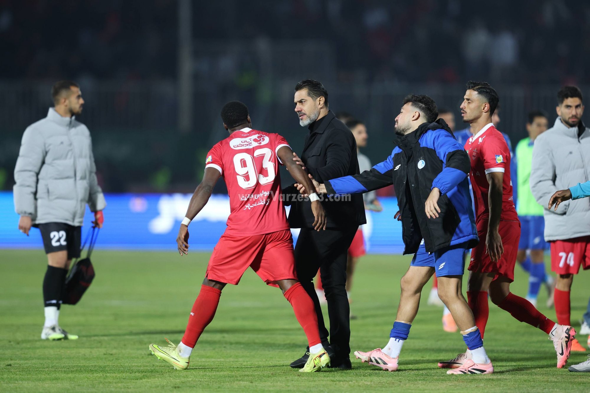 (عکس) ماجرای درگیری عجیب اوریه و سحرخیزان در دربی | چرا اوریه با کنعانی زادگان قاطی کرد؟ (عکس) ماجرای درگیری عجیب اوریه و سحرخیزان در دربی | چرا اوریه با کنعانی زادگان قاطی کرد؟