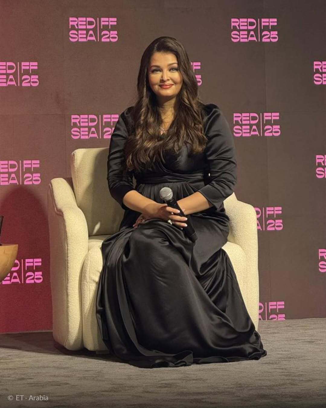 استایل آیشواریا رای در جشنواره فیلم دریای سرخ خبرساز شد