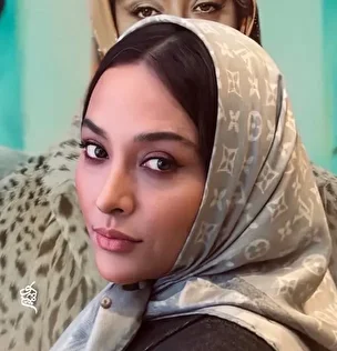 (عکس) استایل خاص آناهیتا درگاهی در اکران فیلم «تهران ۵۷»