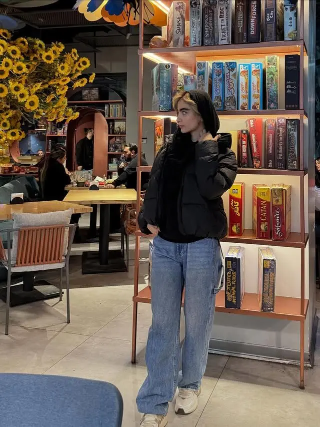 (عکس) سنا حسینی بازیگر سرال پایتخت در کتابخانه