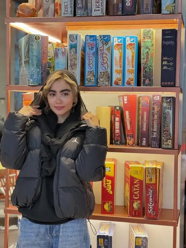 (عکس) سنا حسینی بازیگر سرال پایتخت در کتابخانه