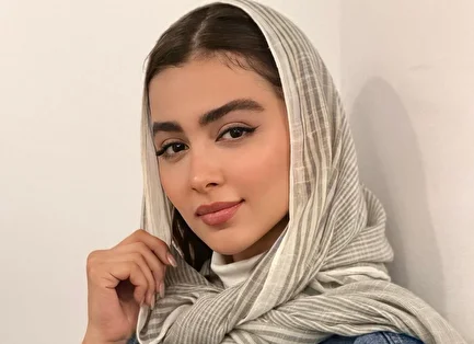 (عکس) سنا حسینی بازیگر سرال پایتخت در کتابخانه