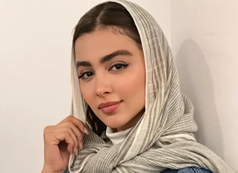 (عکس) سنا حسینی بازیگر سریال پایتخت در کتابخانه