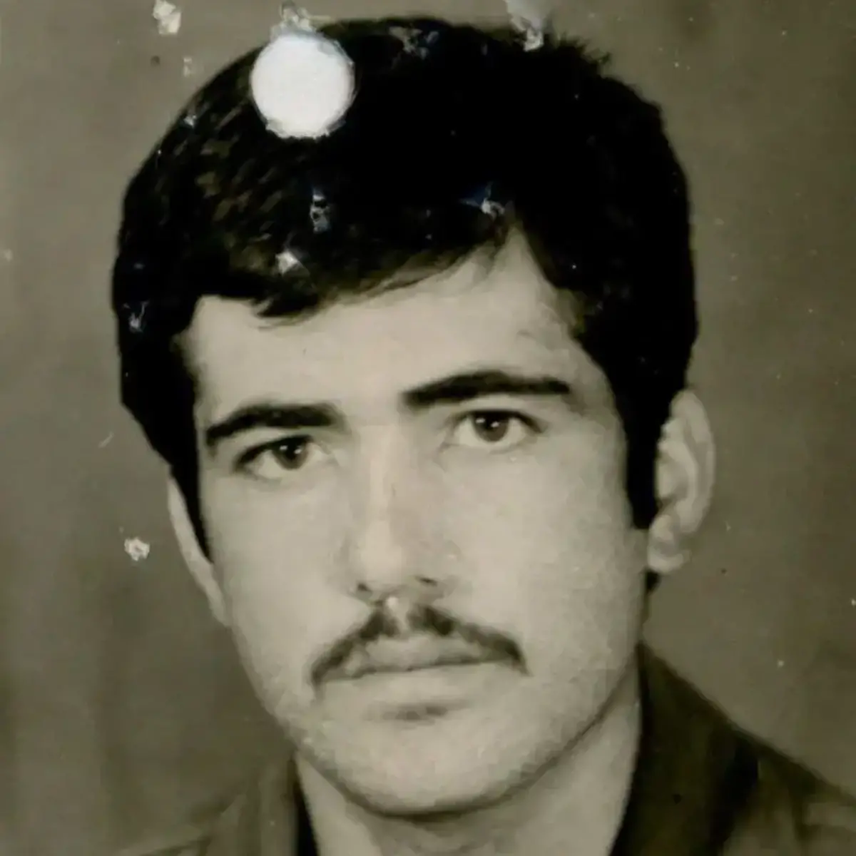 (عکس) تونل زمان؛ قابی دیدنی از ۵ سالگی مسعود پزشکیان در کنار پدر و مادرش، سال ۱۳۳۸ ارومیه