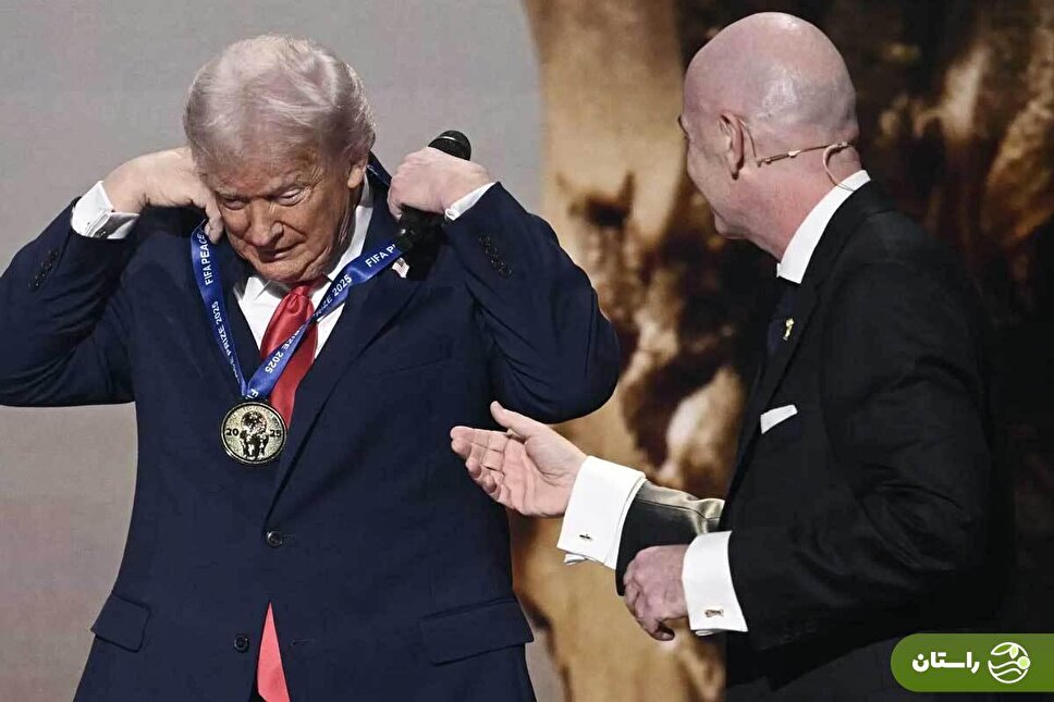 (ویدئو) ترامپ در قرعه‌کشی جام جهانی خودش اولین جایزه صلح فیفا را به گردن خودش انداخت!