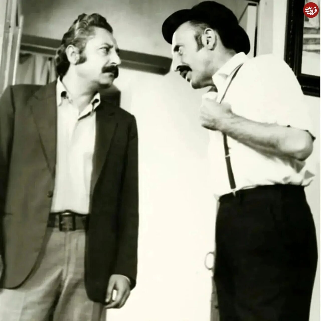 عکس | تونل زمان؛ جمشید مشایخی ۳۸ ساله کنار مرتضی احمدی ۴۸ ساله؛ سال ۱۳۵۱ عکس | تونل زمان؛ جمشید مشایخی ۳۸ ساله کنار مرتضی احمدی ۴۸ ساله؛ سال ۱۳۵۱