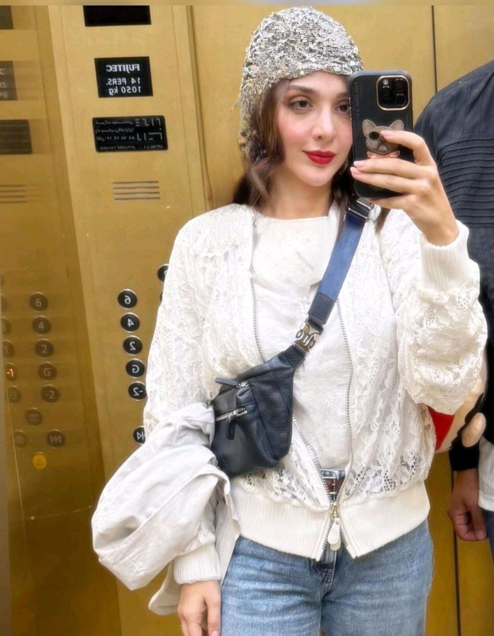 (عکس) سلفی آسانسوری یاسمنِ لحظه گرگومیش با تیپ سفید (عکس) سلفی آسانسوری یاسمنِ لحظه گرگومیش با تیپ سفید