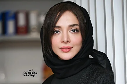 (عکس) سلفی آسانسوری یاسمنِ لحظه گرگ‌ومیش  با تیپ سفید