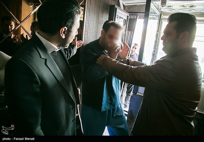 (تصاویر) بازسازی صحنه قتل طلافروش کرمانشاهی | جزئیات سرقت تکاندهنده در شهرک معلم (تصاویر) بازسازی صحنه قتل طلافروش کرمانشاهی | جزئیات سرقت تکاندهنده در شهرک معلم