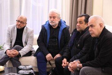 (تصاویر) دیدار هنرمندان با همسر و دختر هادی مرزبان