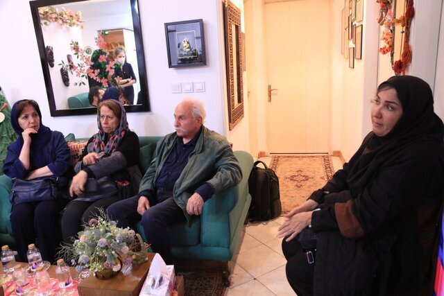(تصاویر) دیدار هنرمندان با همسر و دختر هادی مرزبان