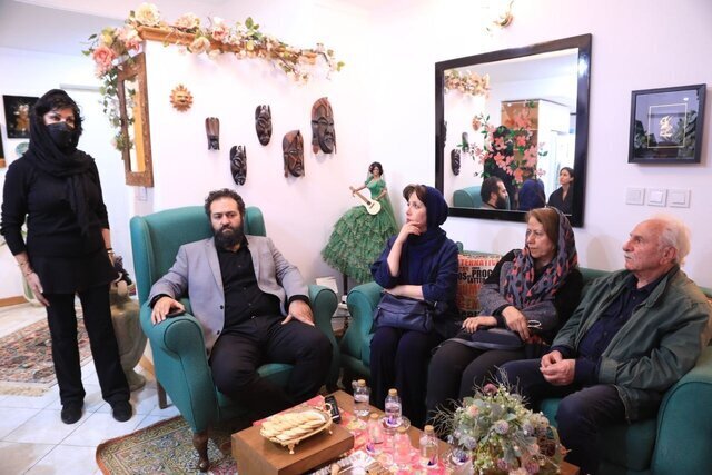 (تصاویر) دیدار هنرمندان با همسر و دختر هادی مرزبان