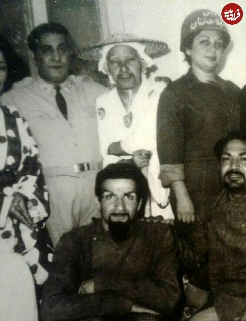 (عکس) تونل زمان؛ حمیده خیرآبادی در ۳۷ سالگی و در پشت صحنه یک تئاتر؛ سال ۱۳۴۰