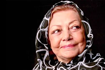 (عکس) تونل زمان؛ حمیده خیرآبادی در ۳۷ سالگی و در پشت صحنه یک تئاتر؛ سال ۱۳۴۰