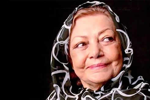 (عکس) تونل زمان؛ حمیده خیرآبادی در ۳۷ سالگی و در پشت صحنه یک تئاتر؛ سال ۱۳۴۰