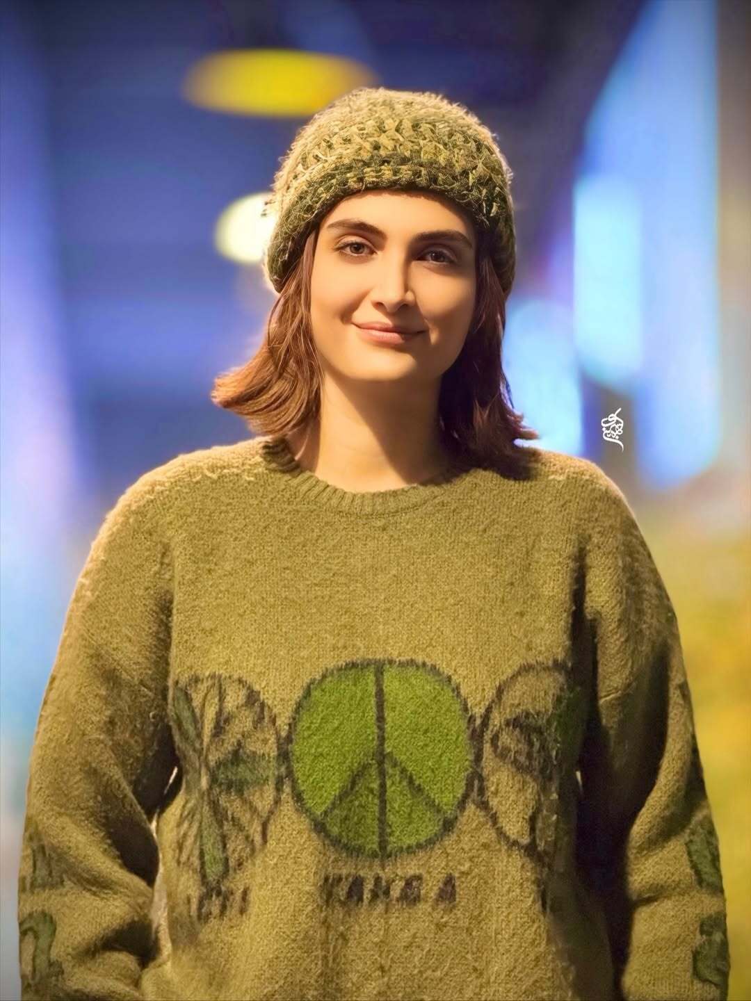 (عکس) استایل جذاب و پاییزی الناز ملک در حاشیه نمایش «خندیدن زیر مشت و لگد»