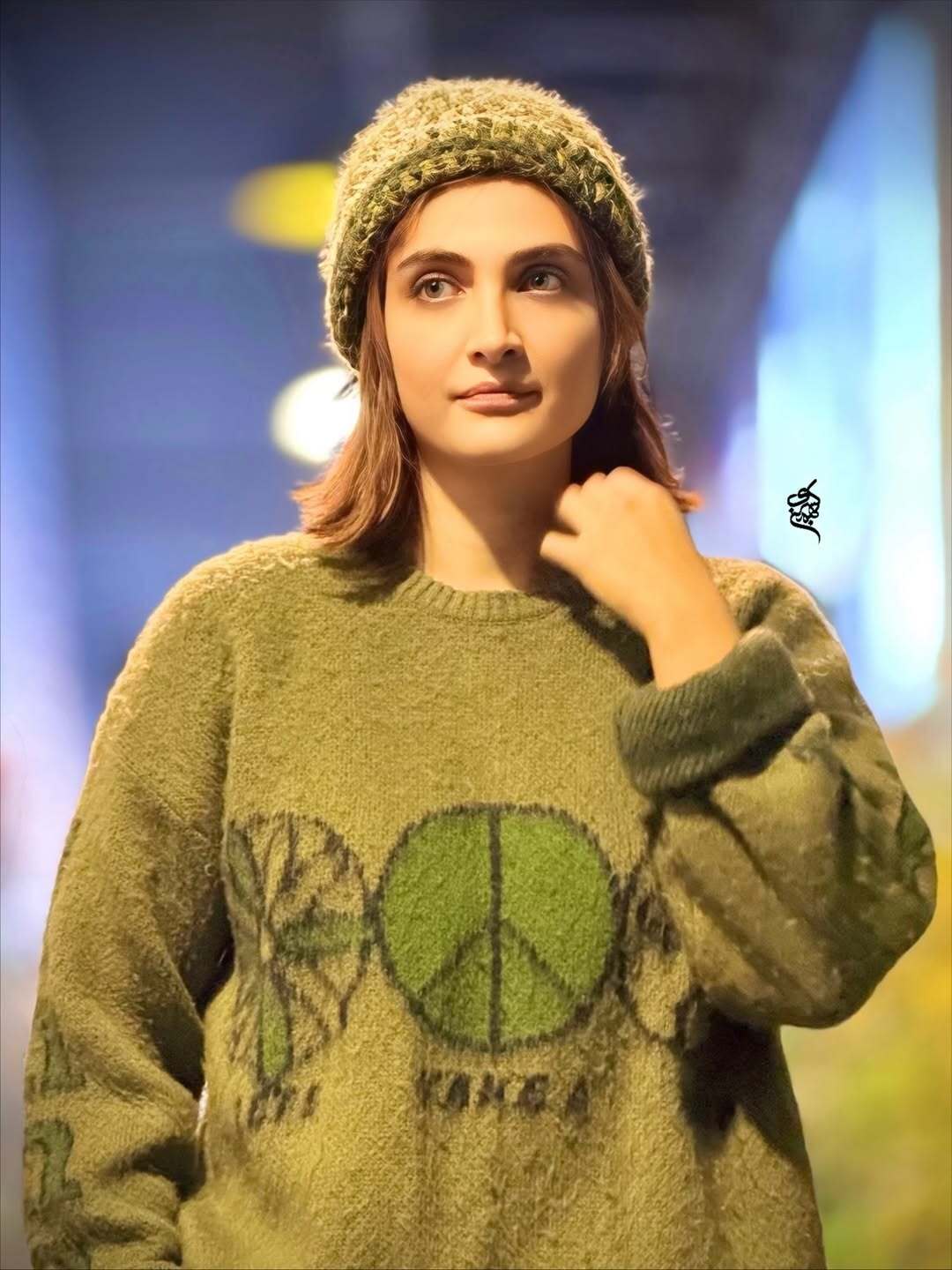 (عکس) استایل جذاب و پاییزی الناز ملک در حاشیه نمایش «خندیدن زیر مشت و لگد»