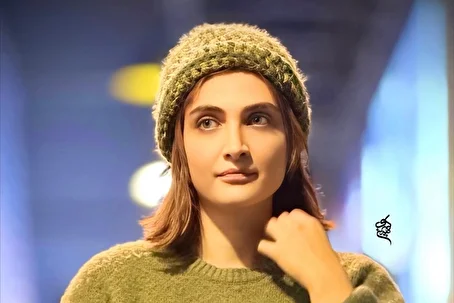 (عکس) استایل جذاب و پاییزی الناز ملک در حاشیه نمایش «خندیدن زیر مشت و لگد»