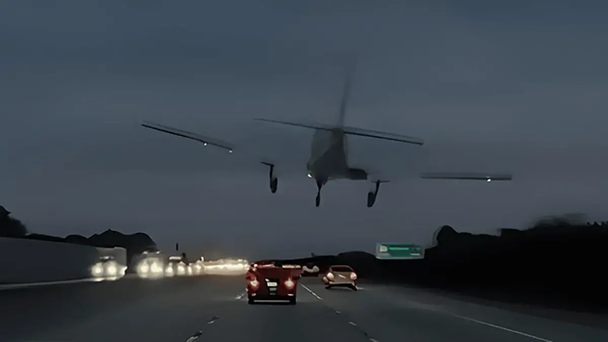 (ویدئو) فرود اضطراری روی سقف خودرو در فرودگاه