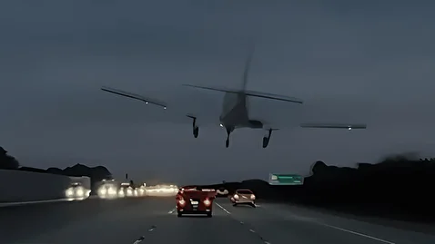 (ویدئو) فرود اضطراری روی سقف خودرو در فرودگاه