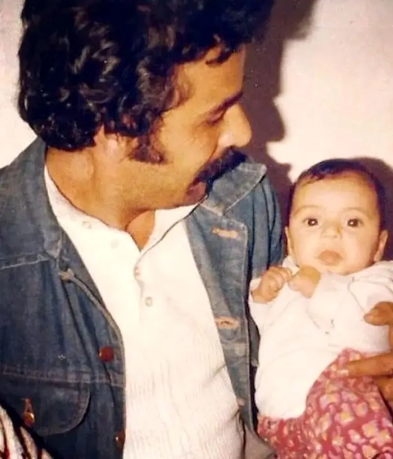 (عکس)ی نوزادی رویا میرعلمی در آغوش پدرش؛ سال ۵۷