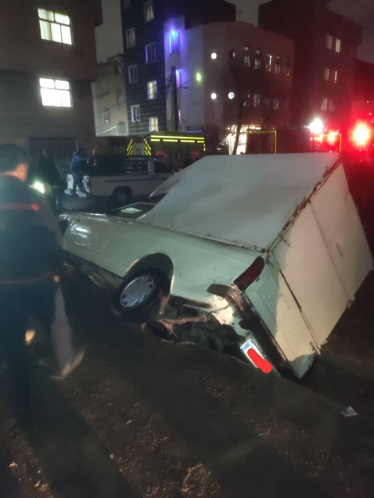 گرفتار شدن خودروها در فرونشست زمین در شهرک ولیعصر پس از باران + تصاویر گرفتار شدن خودروها در فرونشست زمین در شهرک ولیعصر پس از باران + تصاویر