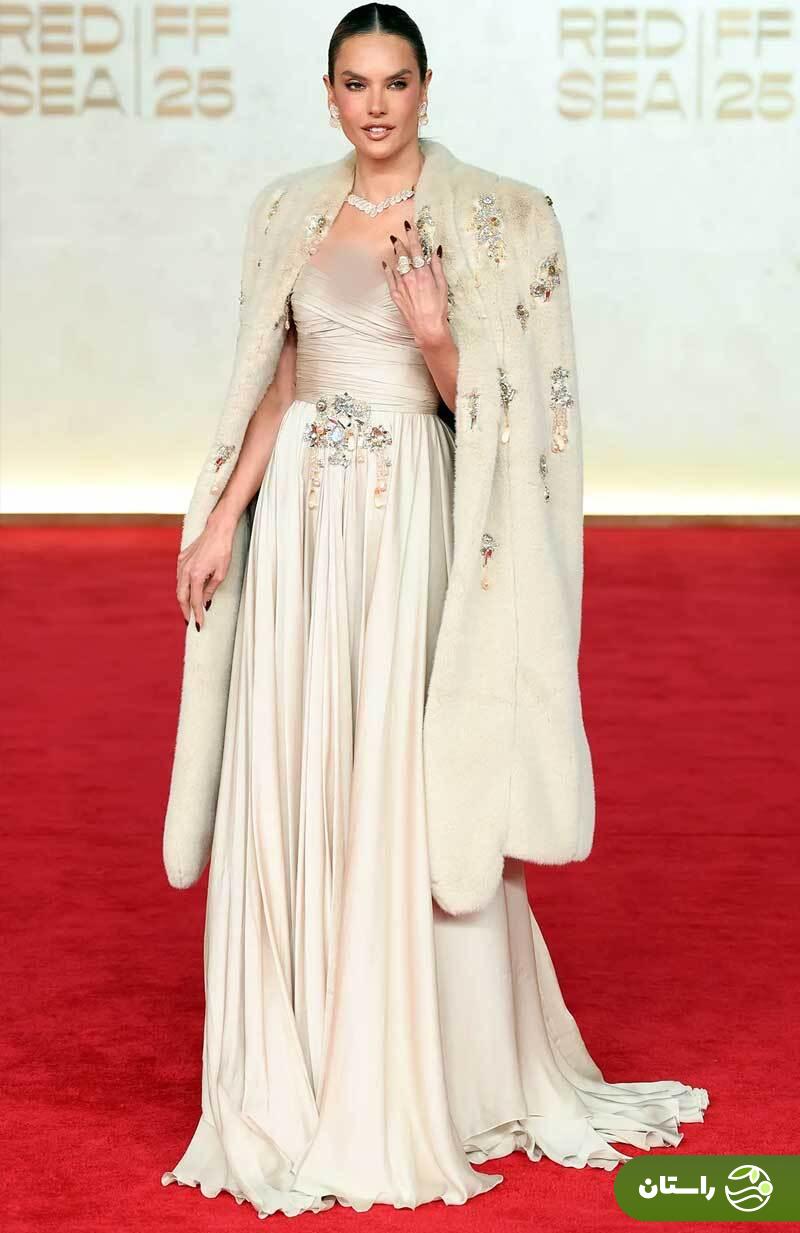 بهترین استایلها روی فرشهای قرمز این هفته از آن کدام سلبریتیها بود؟/ از کایلی جنر تا تیلور سوئیفت بهترین استایلها روی فرشهای قرمز این هفته از آن کدام سلبریتیها بود؟/ از کایلی جنر تا تیلور سوئیفت