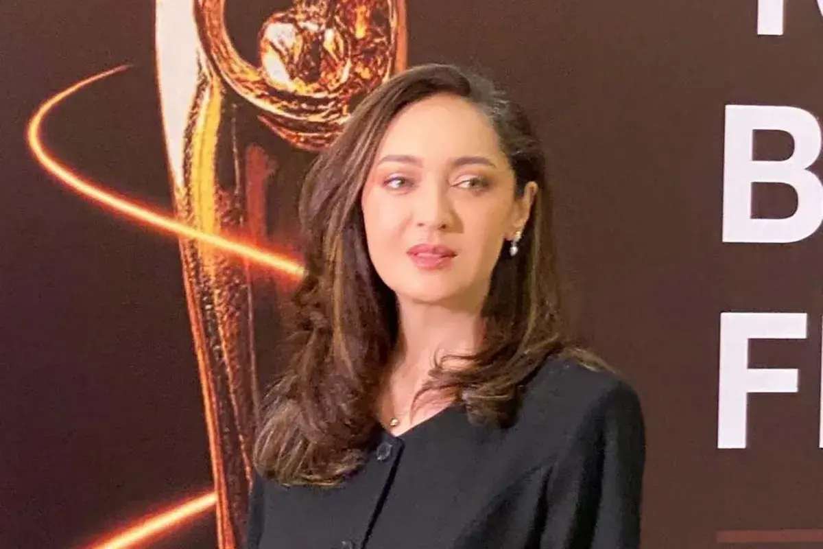 (عکس) تونل زمان؛ فیلمبرداری نیکی کریمی در یک قهوه‌خانه در لبنان؛ سال ۱۳۸۹