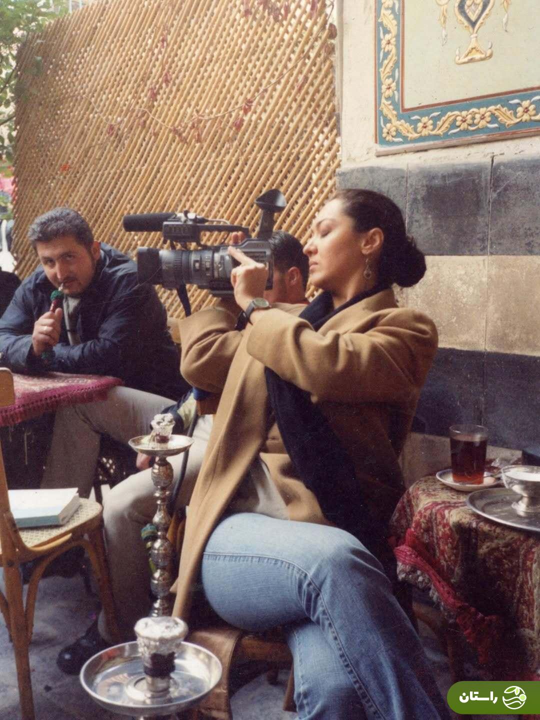 (عکس) تونل زمان؛ فیلمبرداری نیکی کریمی در یک قهوه‌خانه در لبنان؛ سال ۱۳۸۹