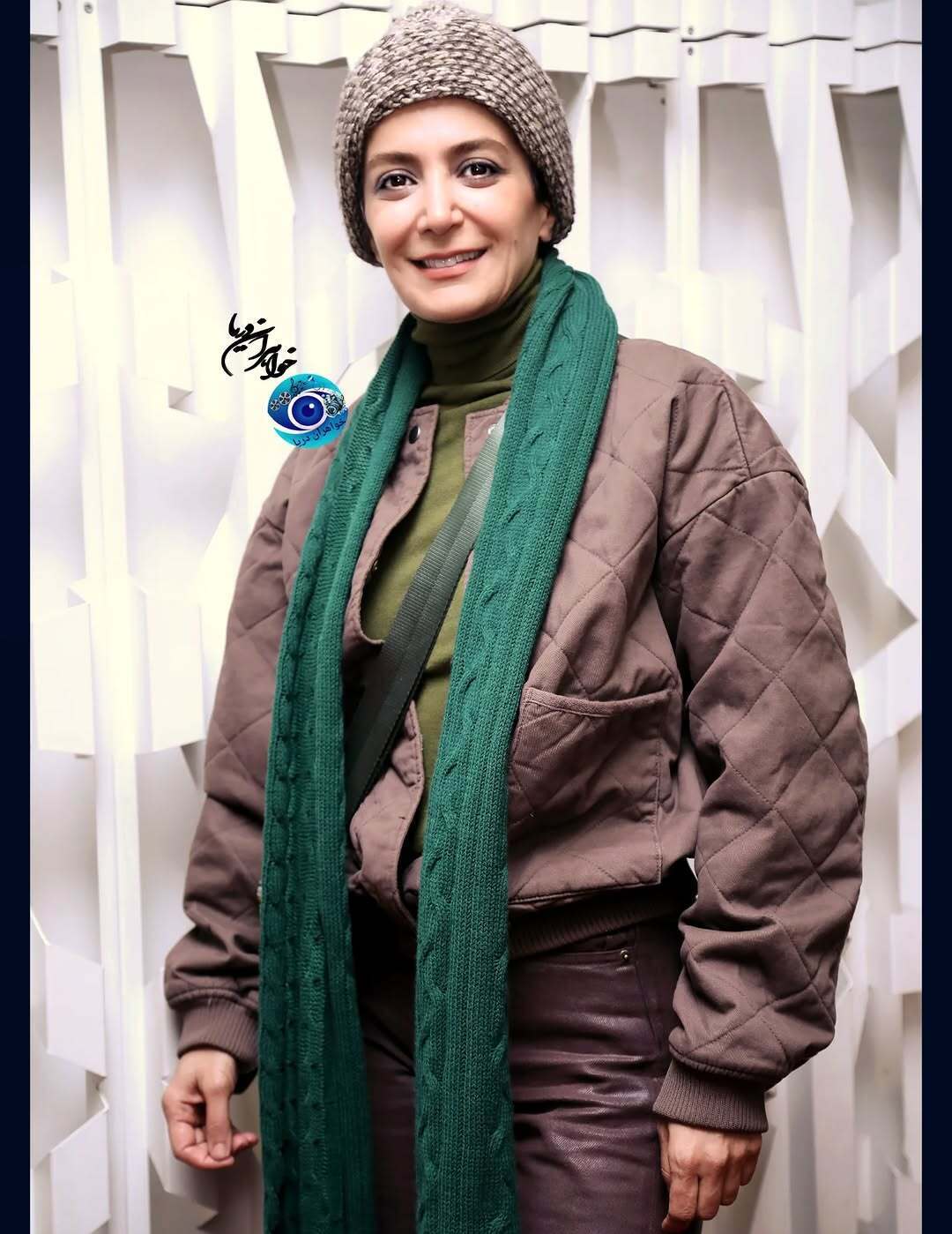 (عکس) استایل زمستانی الهام کردا با کلاه بافت در اکران «آن سوی حصارهای لالهزار» (عکس) استایل زمستانی الهام کردا با کلاه بافت در اکران «آن سوی حصارهای لالهزار»