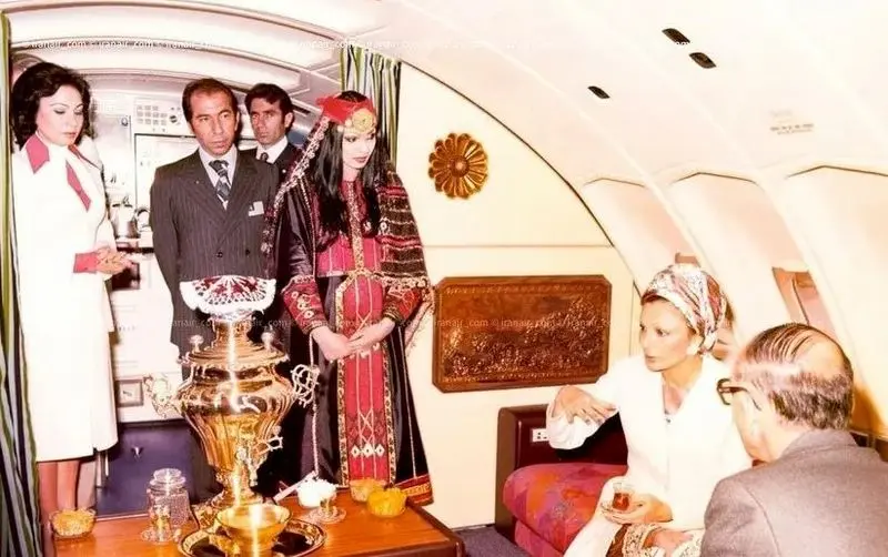 (عکس) تونل زمان؛ چای خوردن فرح پهلوی در اولین بویینگ ۷۴۷ اس پی؛ سال ۱۳۵۵