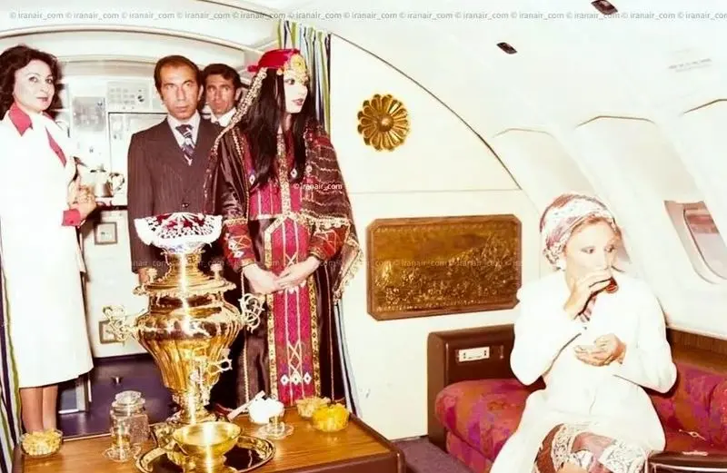 (عکس) تونل زمان؛ چای خوردن فرح پهلوی در اولین بویینگ ۷۴۷ اس پی؛ سال ۱۳۵۵