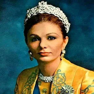 (عکس) تونل زمان؛ چای خوردن فرح پهلوی در اولین بویینگ ۷۴۷ اس پی؛ سال ۱۳۵۵