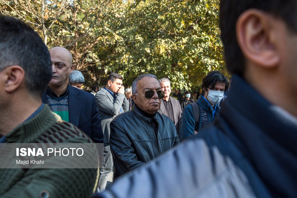 (تصاویر) حضور هنرمندان در مراسم تشییع هادی مرزبان