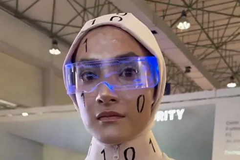 (ویدئو) گفت‌وگوی امیرحسین قیاسی با انسان‌های ربات‌نما | ماجرای جنجالی نمایشگاه کیش چه بود؟