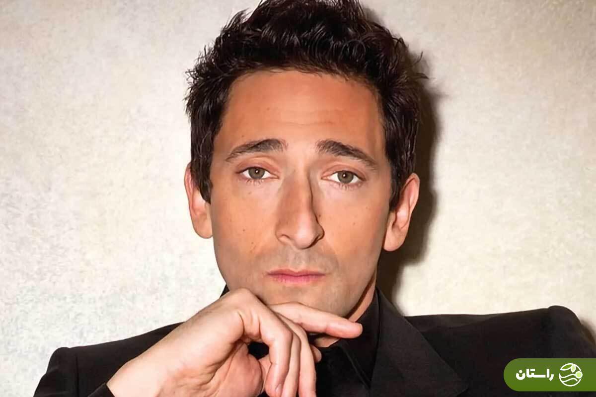 (عکس) آدرین برودی (Adrien Brody) در مراسم «فشن تراست عربیا» (Fashion Trust Arabia) چه تیپی زد؟
