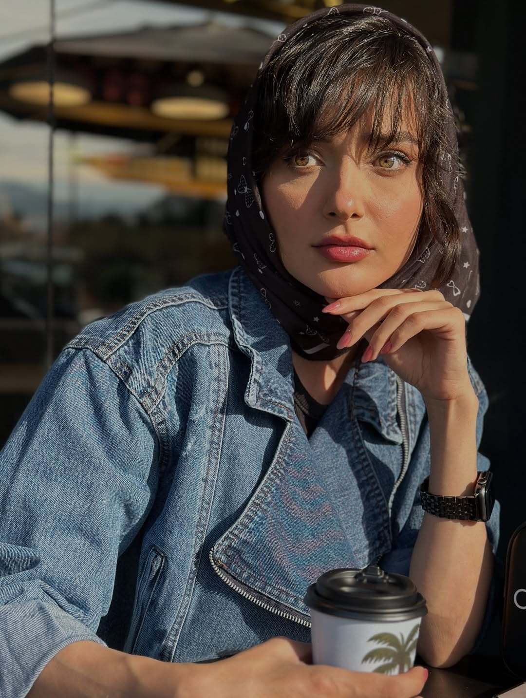 (عکس) ژست‌های نورا محقق بازیگر نقش  آوا در سریال «شغال» در یک کافه