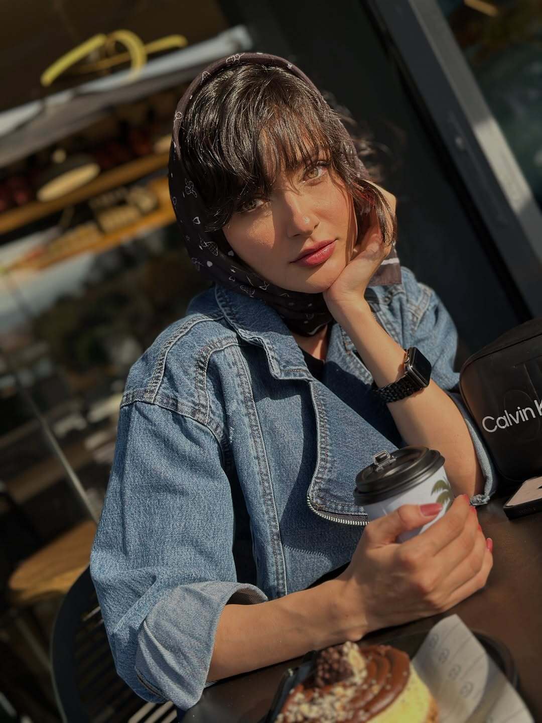 (عکس) ژست‌های نورا محقق بازیگر نقش  آوا در سریال «شغال» در یک کافه