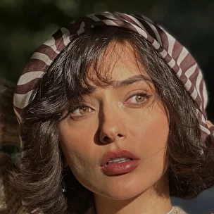 (عکس) ژست‌های نورا محقق بازیگر نقش  آوا در سریال «شغال» در یک کافه