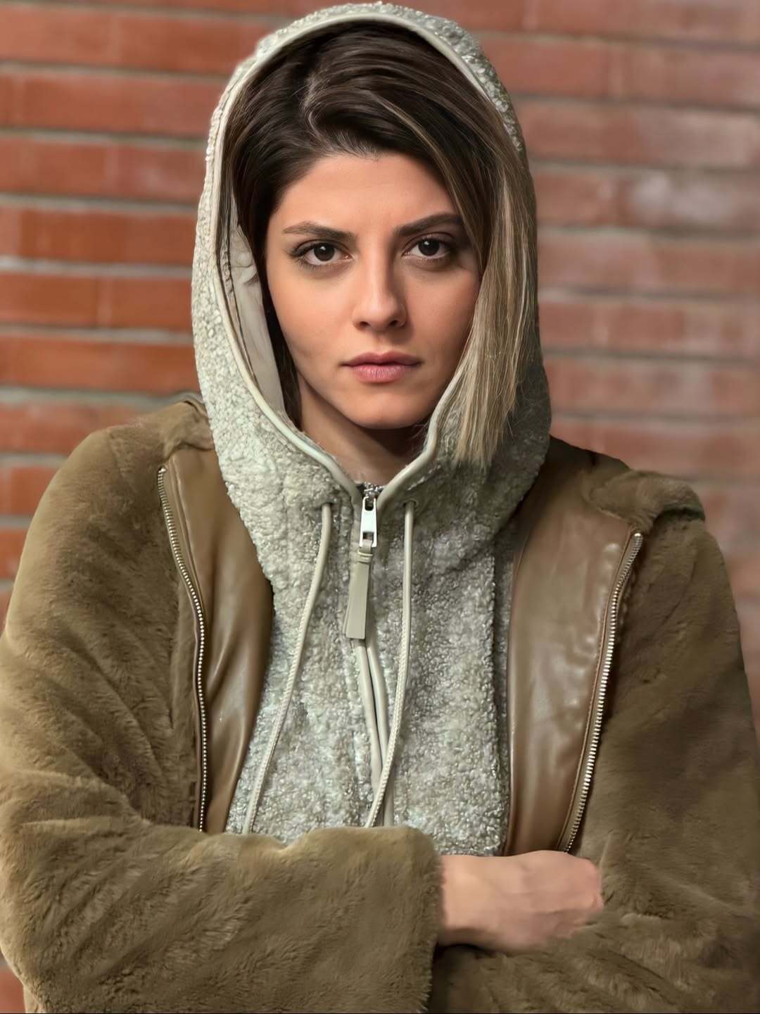 جدیدترین عکس‌های مهسا طهماسبی در پشت صحنه نمایش باران اسیدی