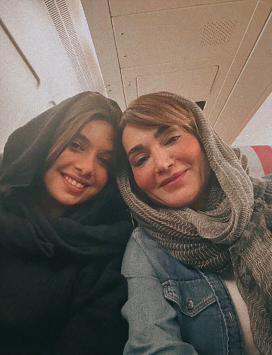 (عکس) سلفی نفس بازغی با سولماز حسینی (تارا سریال شغال) در هواپیما