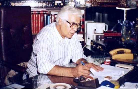 (عکس) محمدعلی فردین در مغازه فرش فروشی خودش؛ دهه ۷۰