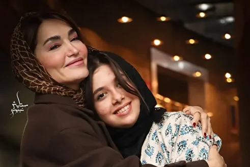 (عکس) سلفی نفس بازغی با سولماز حسینی (تارا سریال شغال) در هواپیما