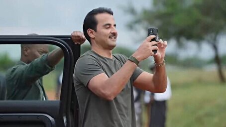 (تصاویر) استایل امیر قطر در سفر آفریقایی سوژه شد؛ آیفون 12 و یک کفش ارزان قیمت!