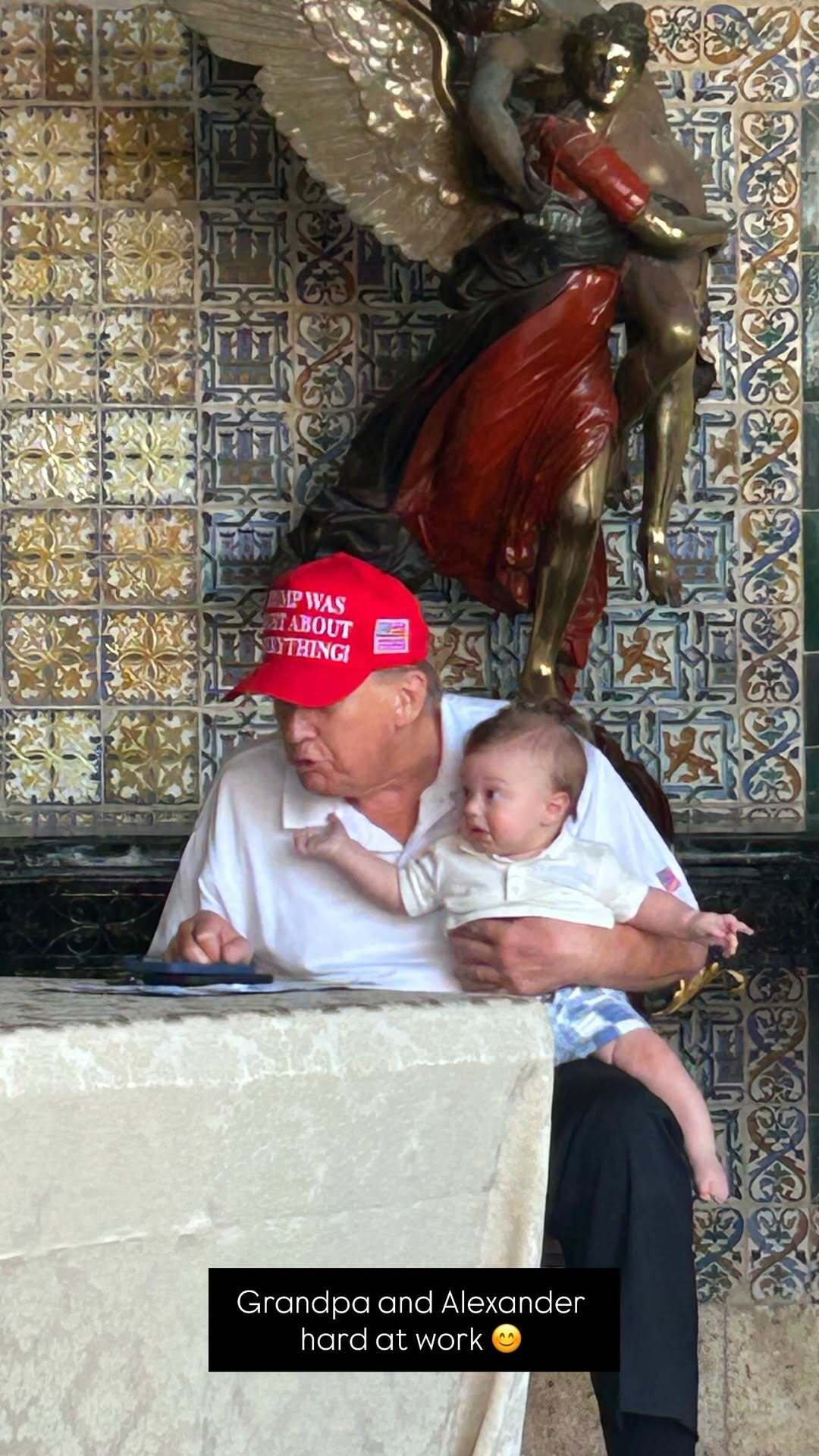 عکس| ترامپ و کوچکترین نوه‌اش در روز شکرگزاری